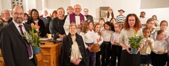 Sie haben Junge und Erwachsene klanglich zusammengeführt: Kantor Dr. Krystian Skoczowski (links) und Kinderchorleiterin Claudia Hüser (vorne rechts)